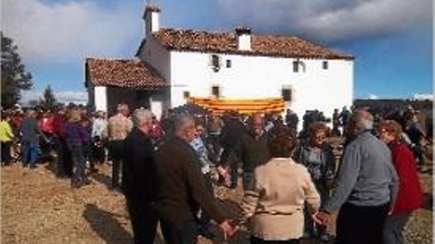 Participants a l&#039;aplec de Sant Mer ballant sardanes.