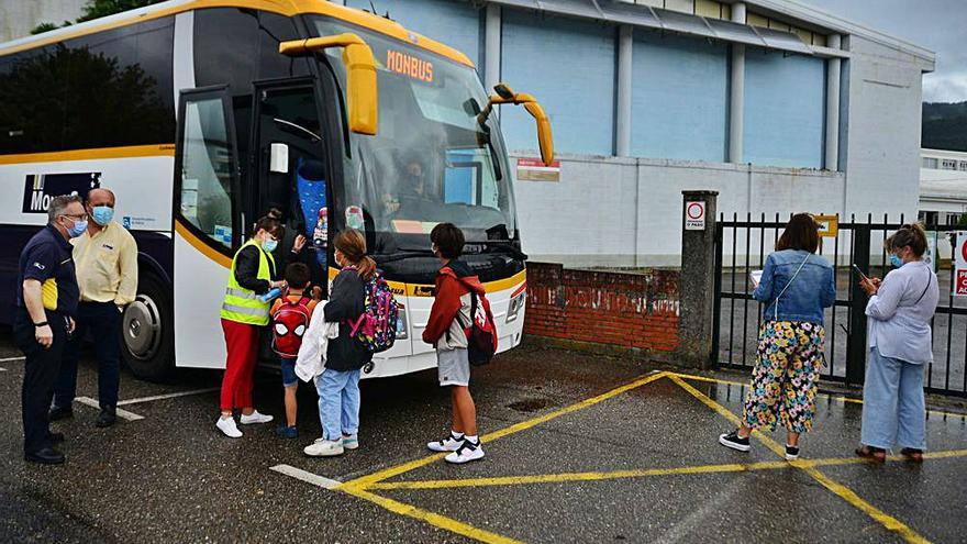 Muchos niños usaron el transporte escolar en el primer día.   | //  G. NÚÑEZ.