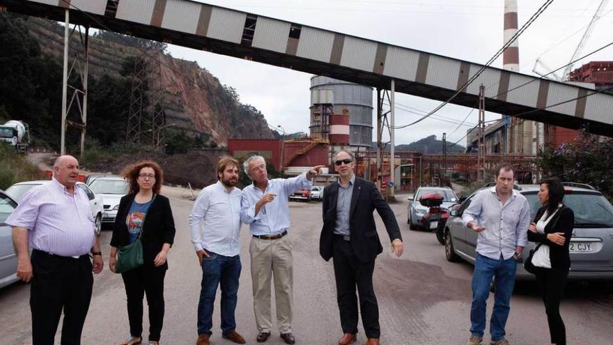 Instalaciones de Tudela Veguín en Aboño, con la planta de cogeneración a la derecha, levantada en terrenos del desmonte de Peña María.