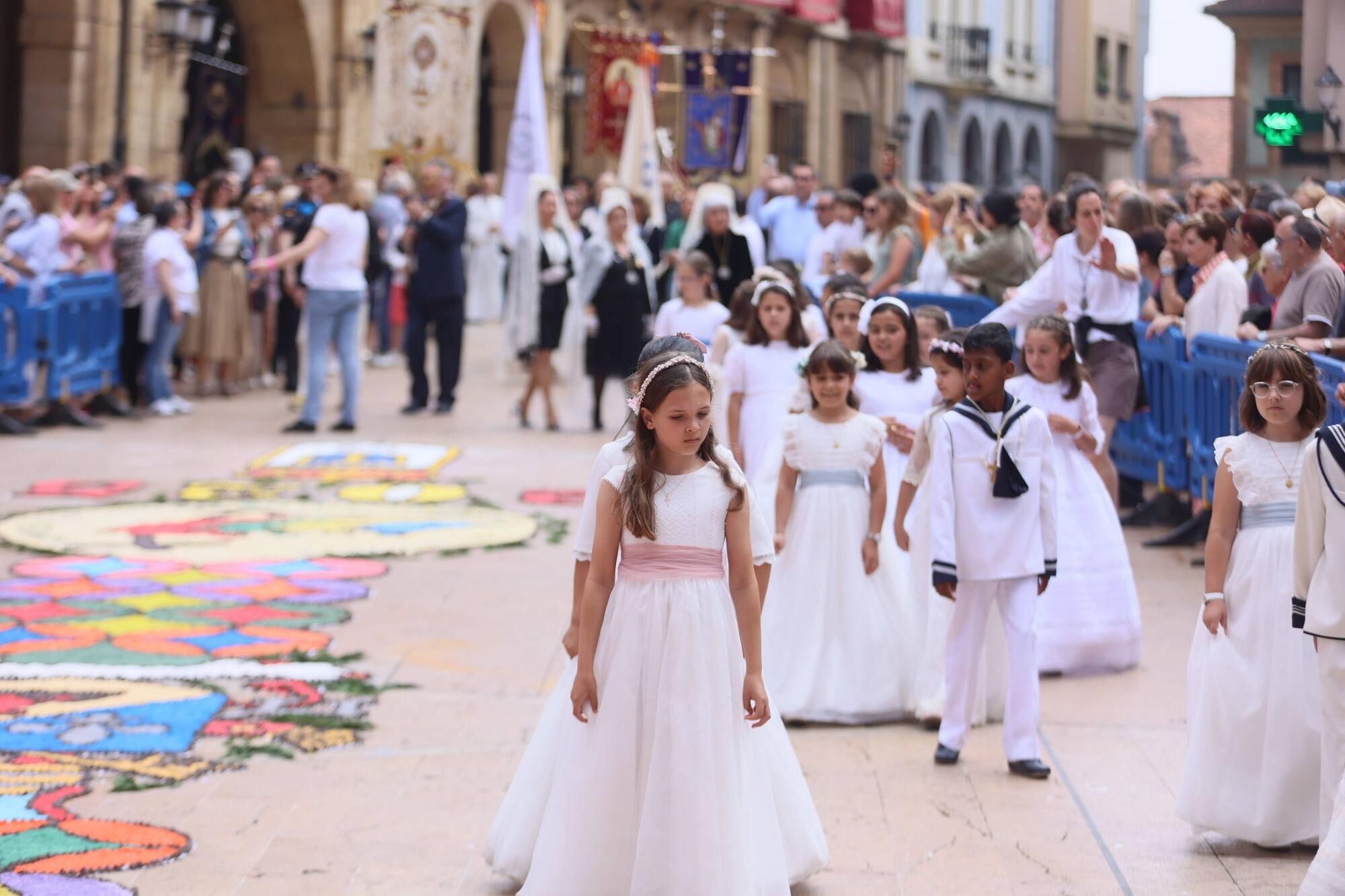 Así fue la misa del Corpus Christi en la catedral de Oviedo.