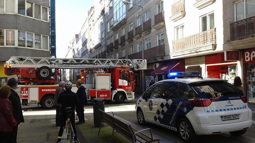 Efectivos de emergencias en el lugar del suceso en la calle Rosalía de Castro.