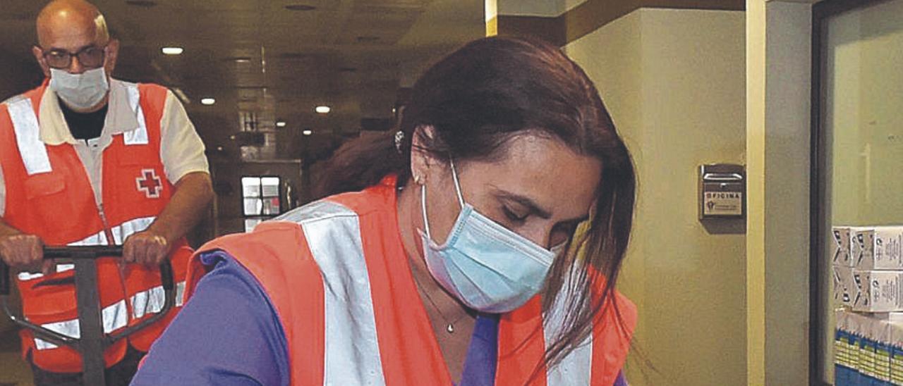 Voluntarios preparando las ayudas de alimentos. | | ANDRÉS CRUZ