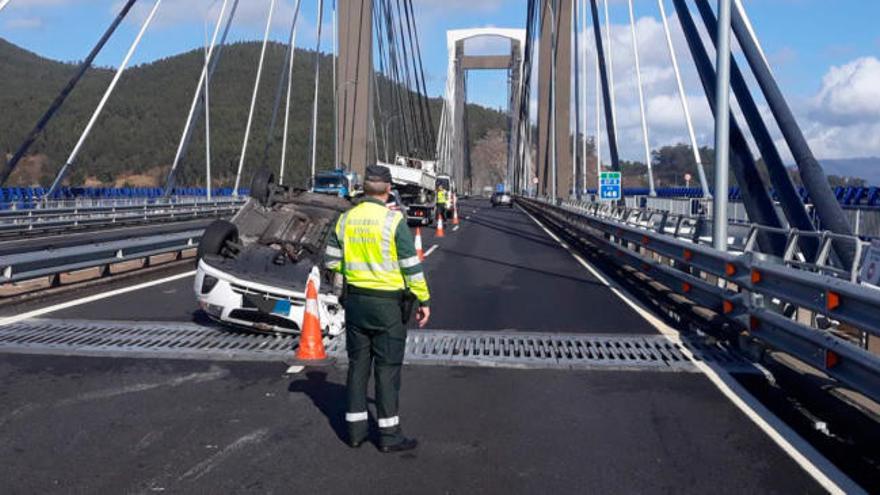 Tres heridos en un accidente que ha atascado el Puente de Rande