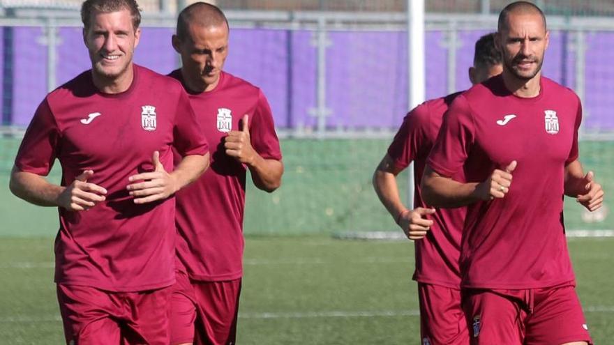 Fede Laens, a la izquierda, realiza carrera continua junto a Jorge Luque y Ceballos, en un entrenamiento.