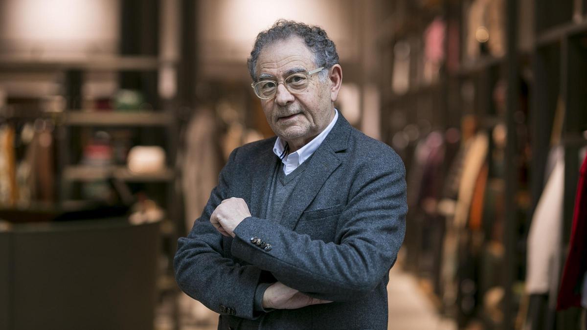 Roberto Verino, en su tienda de la calle de Provença de Barcelona, este martes, horas antes de inaugurar la exposición 40 años de #estiloverino.