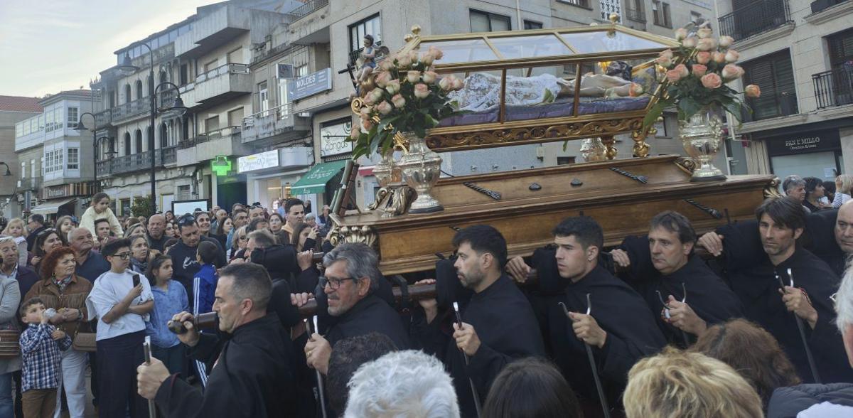 El Cristo Resucitado cierra las procesiones en Cangas | FDV