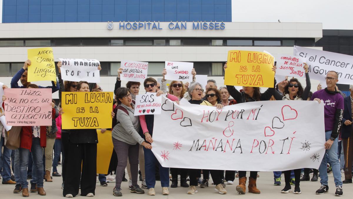 Concentración de protesta en la entrada de Can Misses por la falta de oncólogos.
