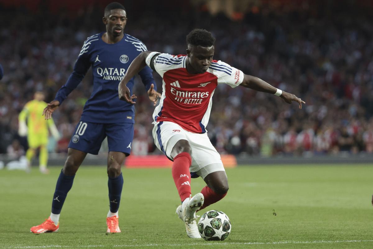 Ousmane Dembélé y Bukayo Saka, durante el Arsenal-PSG.