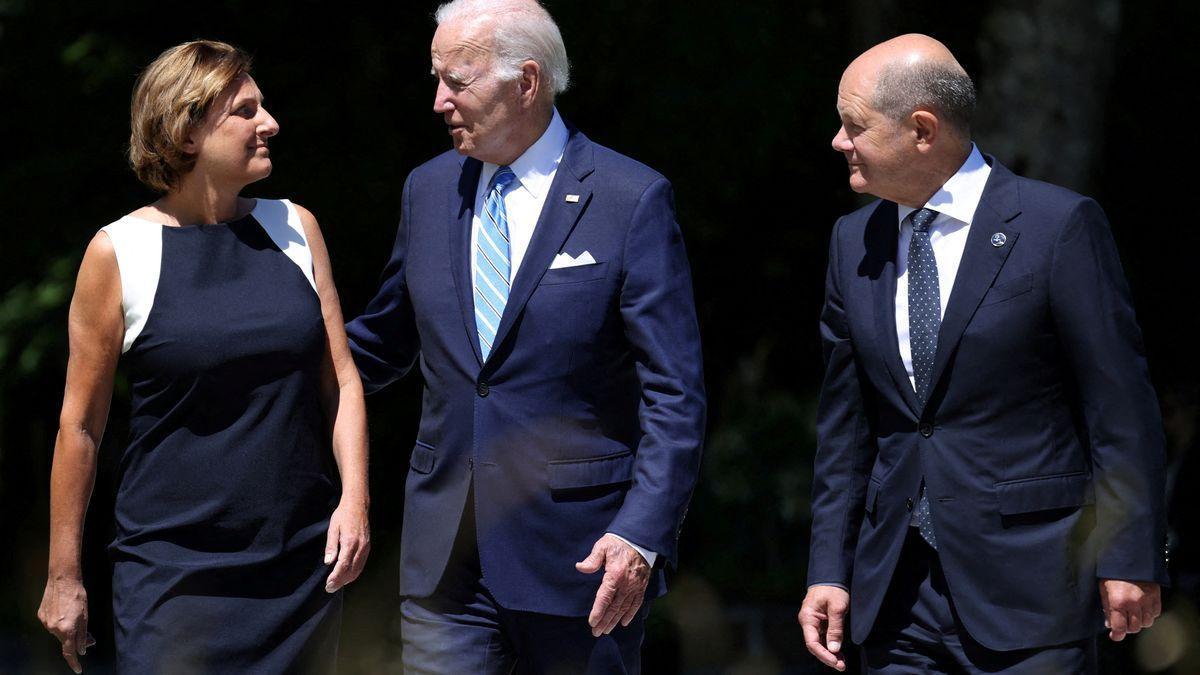 Joe Biden junto a Olaf Sholz y su esposa.