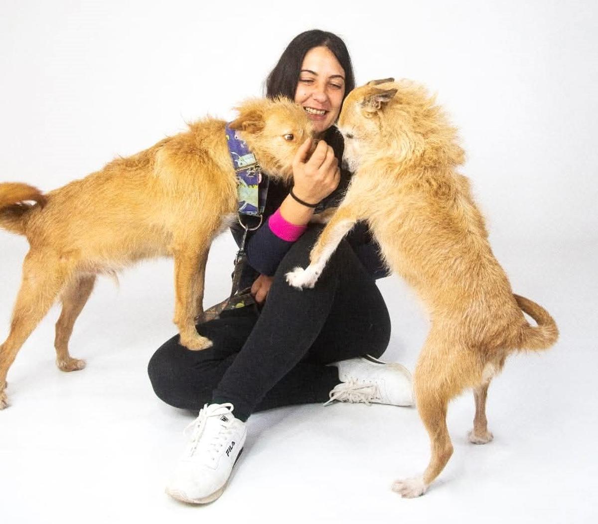 La moañesa Lara con dos de sus animales de compañía: Paquiño, a la izquierda aún con sus cuatro patas, y el abuelo de su familia canina, otro podenco de 20 años