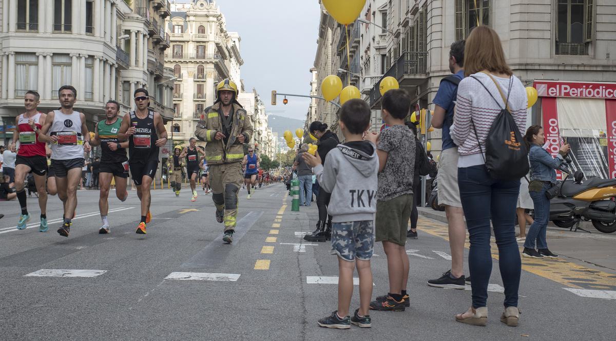 Los corredores enfilando el último tramo de la Vía Layetana para alcanzar la meta.