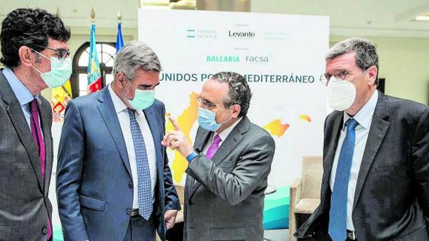 Javier Moll, presidente de Prensa Ibérica, conversa con Adolfo Utor, Enrique Gimeno y Aurelio Martínez durante la jornada ‘Unidos por el Mediterráneo’, en la que participaron el presidente valenciano y la líder balear.