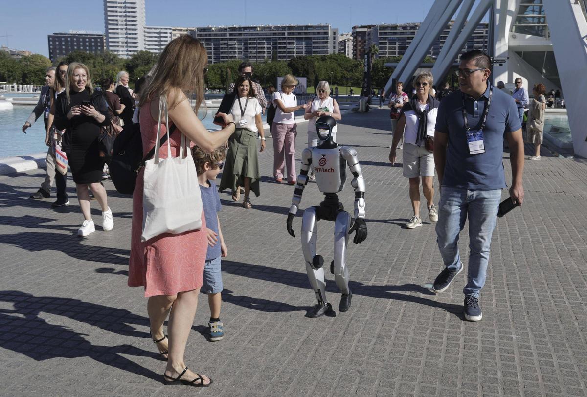 Un robot que dio la bienvenida a los participantes institucionales en la primera jornada del VDS 2026.