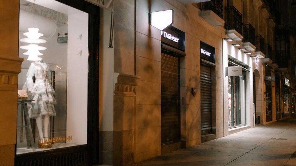 Escaparates en Madrid ante la puesta en marcha del plan de ahorro energético.