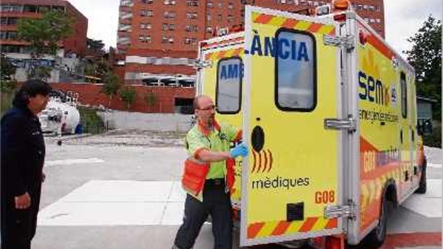 Una ambulància a l&#039;hospital Josep trueta, en una imatge d&#039;arxiu.