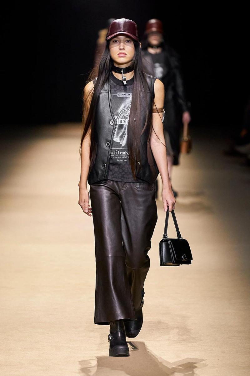 desfile coach tendencia motera invierno 2022