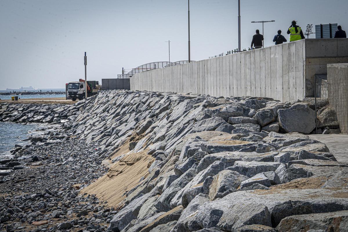 Reparado el muro de la playa de la Nova Mar Bella que cedió tras el temporal