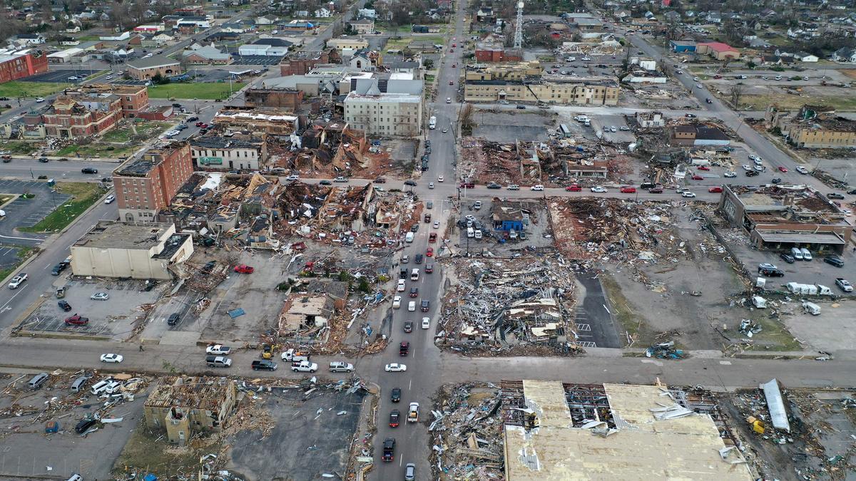 Vista aérea de un barrio de Mayfield (Kentucky), tras el paso de un tornado.