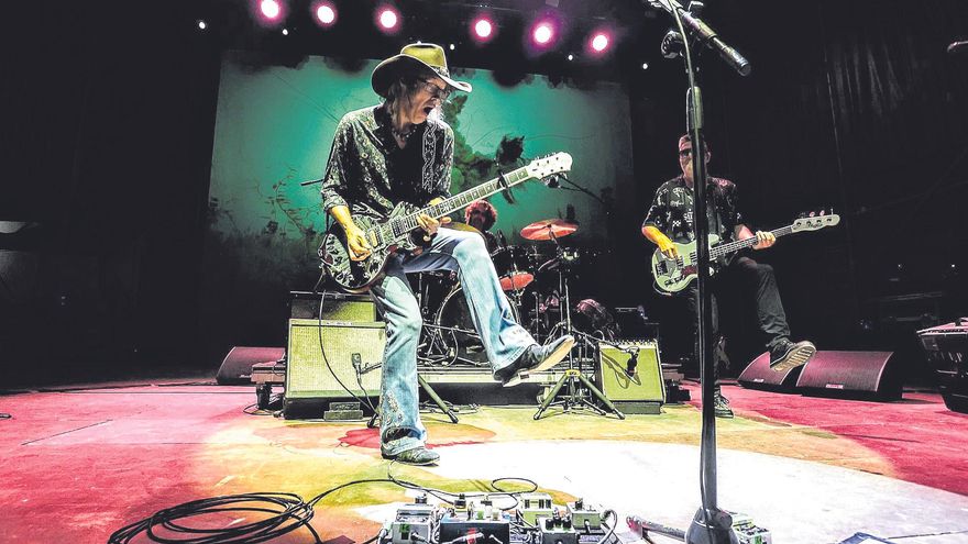 The Waterboys repasan cuatro décadas de música en los Jardines de Abril