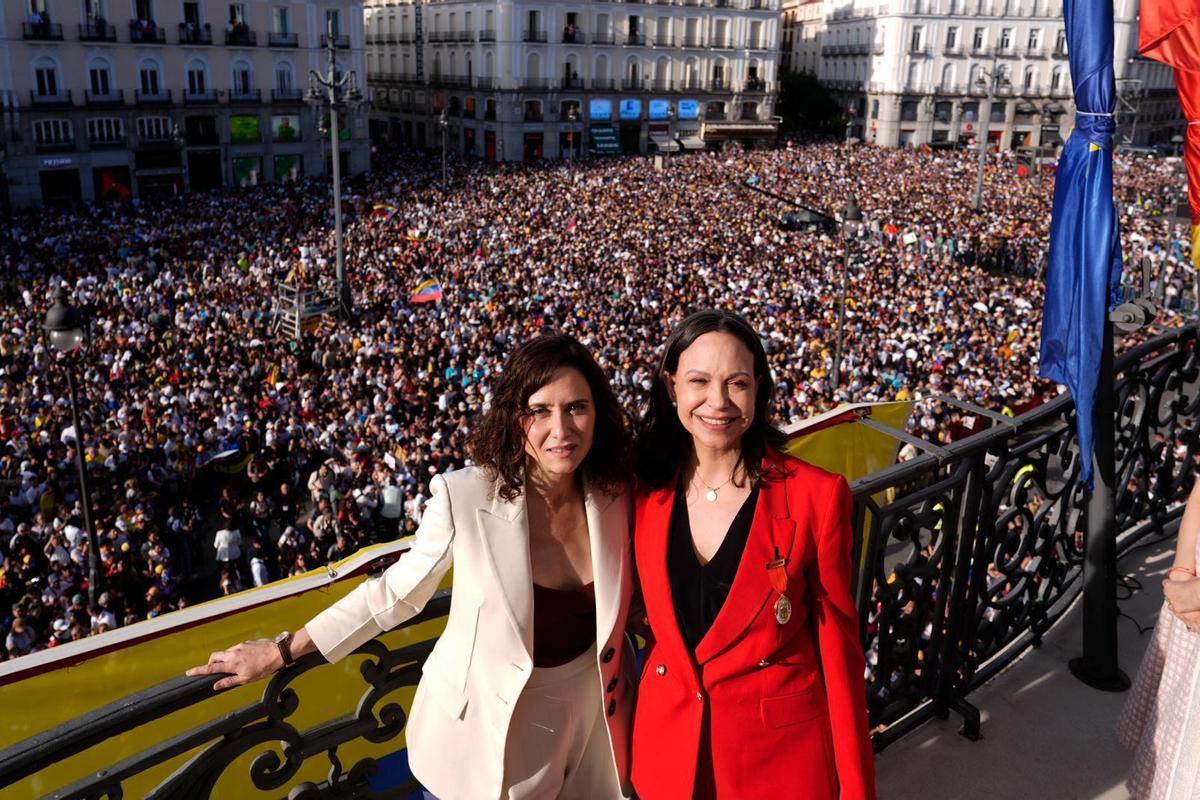 Isabel Díaz Ayuso y Maria Corina Machado, en el balcón de la Real Casa de Correos.