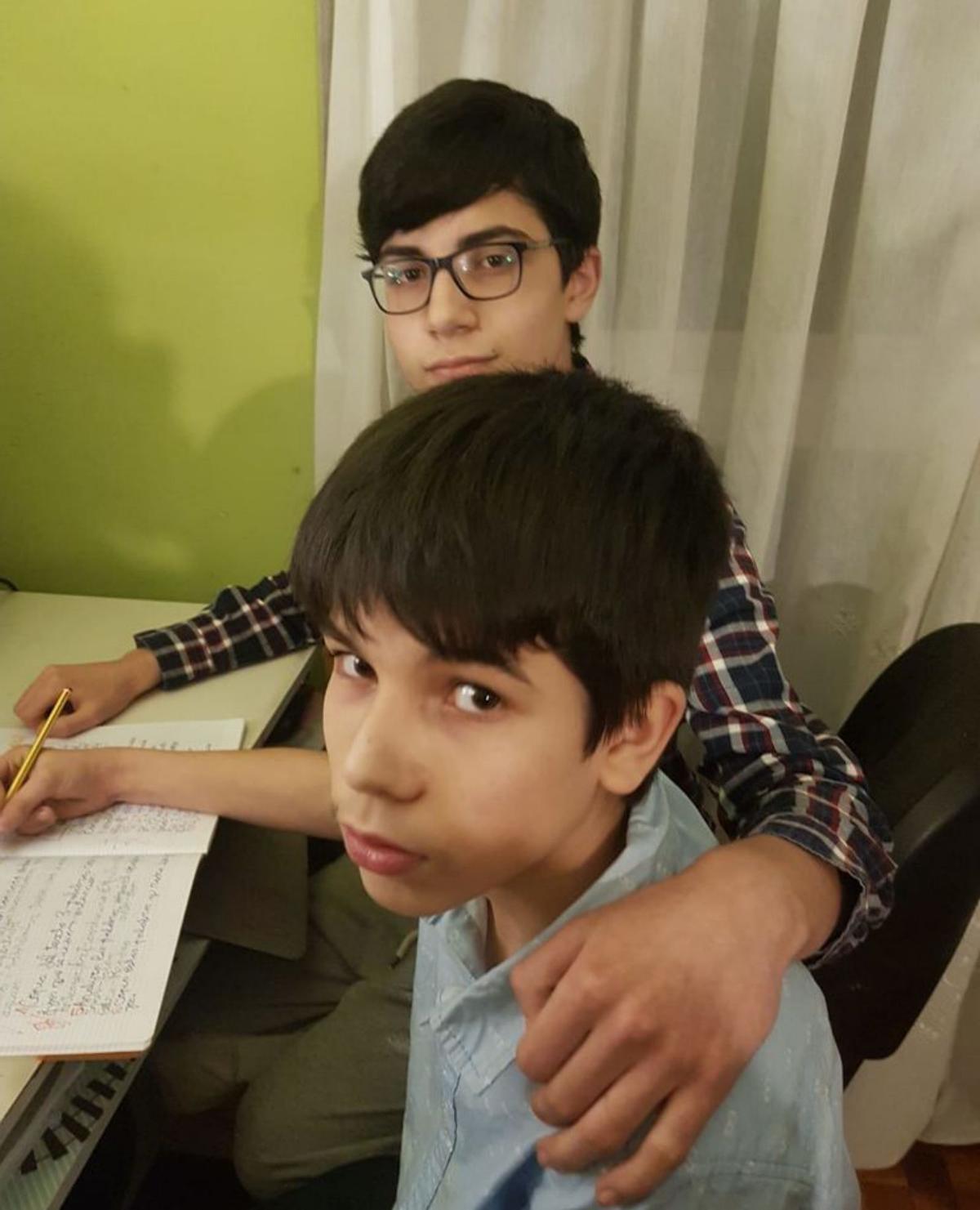 Joel y Gabriel, haciendo los deberes. | // CEDIDA
