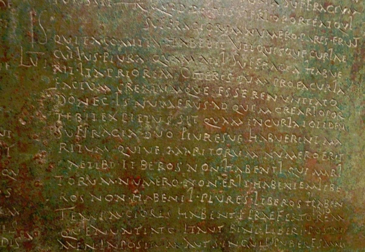 Detalle de un fragmento original de la Lex Flavia Malacitana.