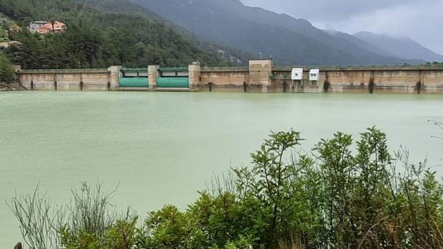 El embalse de Guadalest ha ganado 2 hm3 esta semana. Imagen de esta mañana