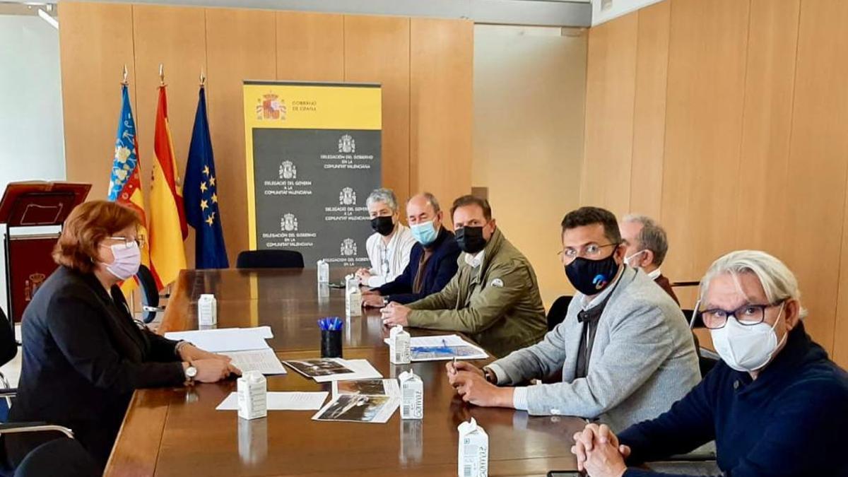 Los alcaldes de l'Horta Sud reunidos con la delegada del Gobierno, Gloria Calero.