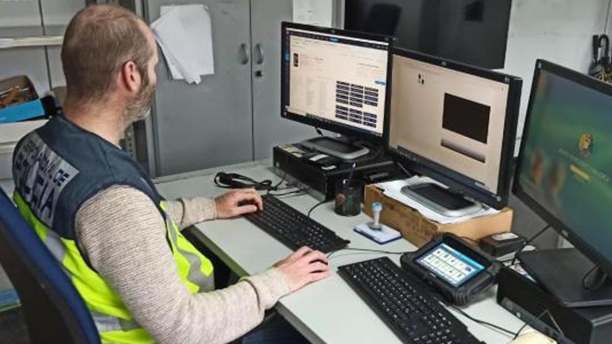 Un agente del grupo de Delitos Tecnológicos de la Policía, durante una investigación.