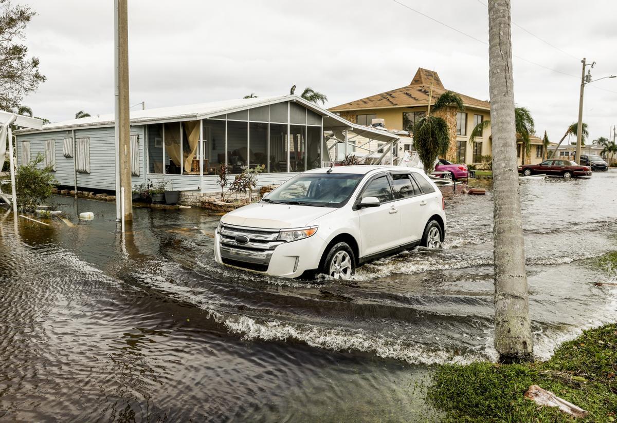 Fort Myers (United States), 29/09/2022.- A vehicle drives through floodwaters in the wake of Hurricane Ian in Fort Myers, Florida, USA, 29 September 2022. Hurricane Ian came ashore as a Category 4 hurricane according to the National Hurricane Center and is nearing an exit into the Atlantic Ocean on the East Coast of Florida. (Estados Unidos) EFE/EPA/TANNEN MAURY