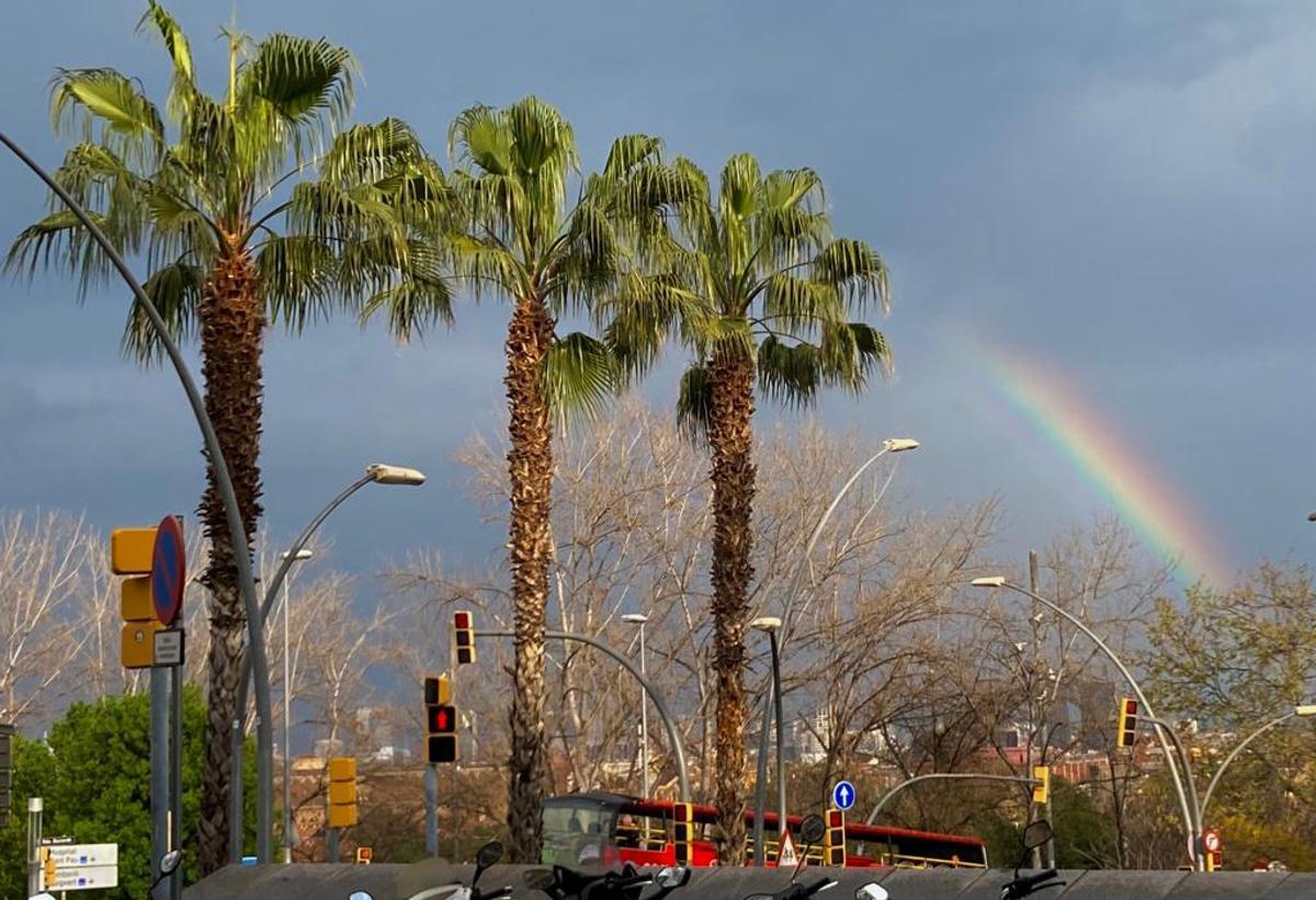 Un arcoiris sobre el barrio del Guinardó de Barcelona.