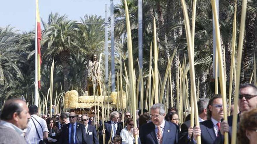 Miles de ilicitanos acompañan con sus palmas al «Pas de la burreta»