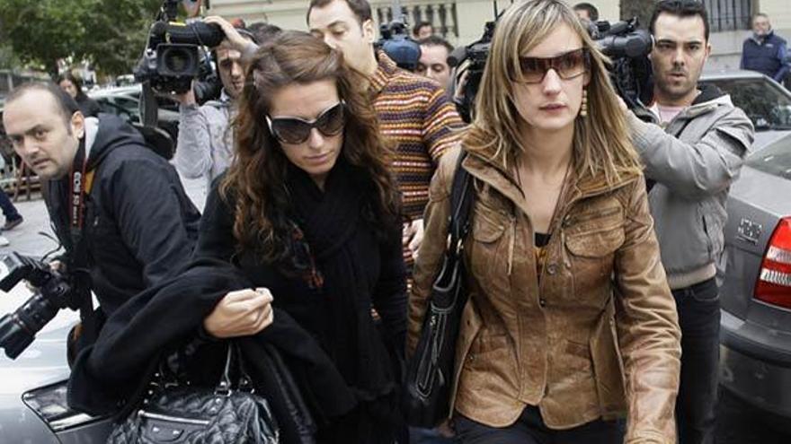 Cristina Blach (izq.), hija del patrón gallego, y Algi Galbarriatu, hermana del capitán, en la Audiencia.  // Efe