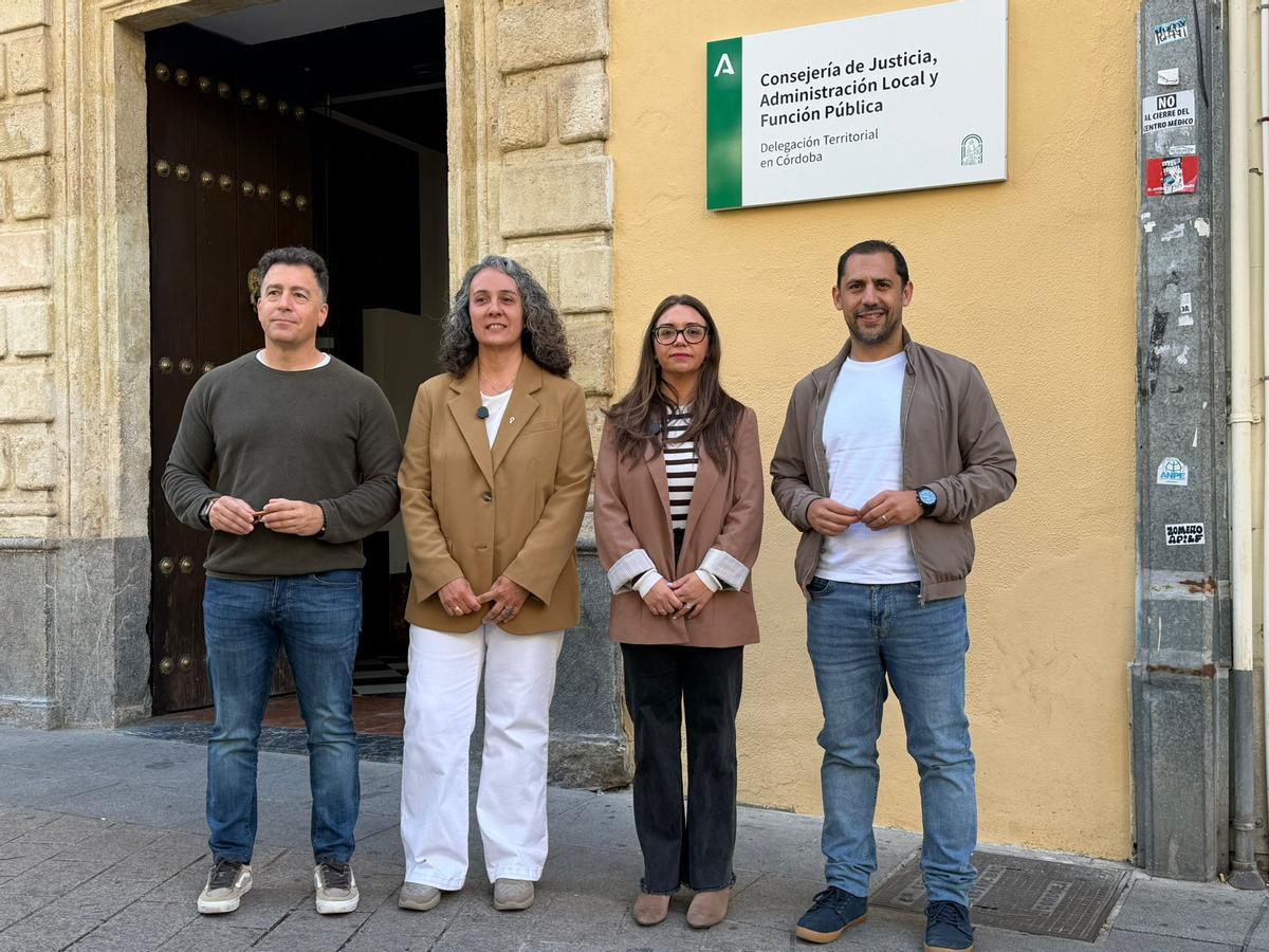 Rosa Rodríguez, segunda por la izquierda, en su comparecencia de hoy junto a miembros de IU.