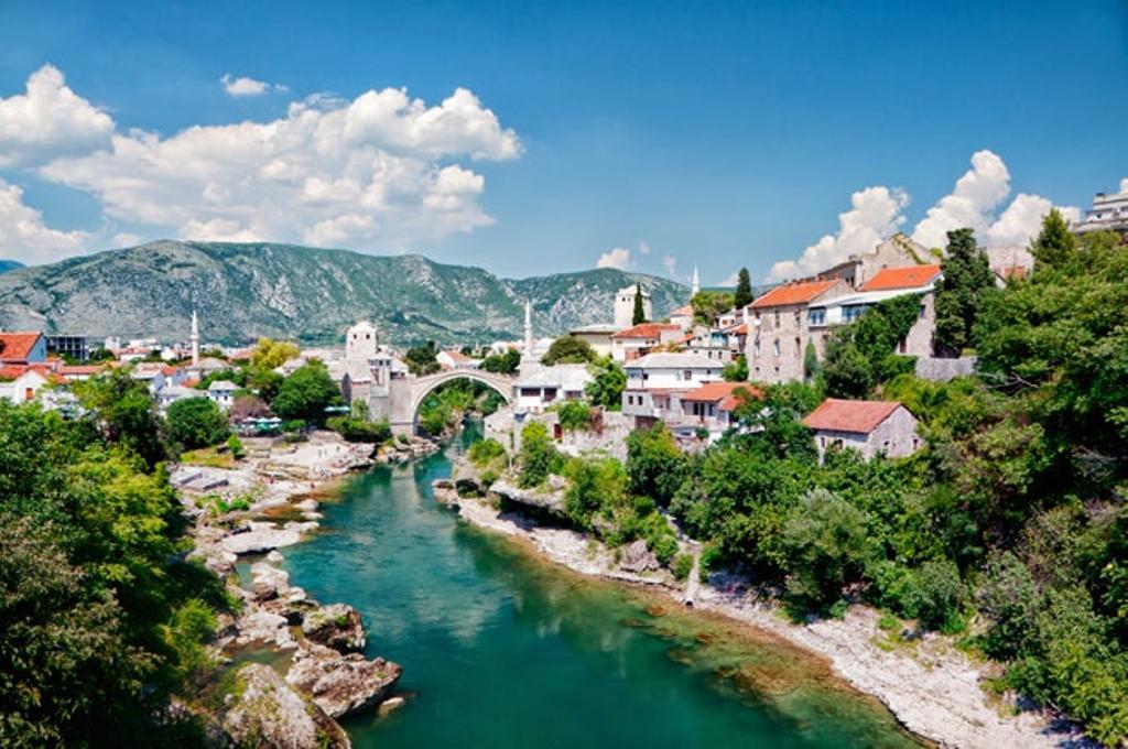Puente Viejo de Mostar  EnBosnia-Herzegovina, Mostar es actualmente una de las ciudades más turísticas del país. Su elemento más característico es el Puente Viejo, destruido durante la guerra de Yugoslavia en 1993 y reinaugurado en 2004 tras haber sido reconstruido tal y como lo construyeran los turcos 500 años antes. Con él os deseamos muy buenos días y feliz martes.