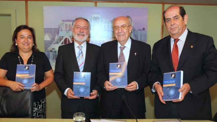 Antonio Pérez Crespo (2d), junto a Paloma Reverte, Francisco Celdrán y Francisco Javier Díez de Revenga, en su último acto público.