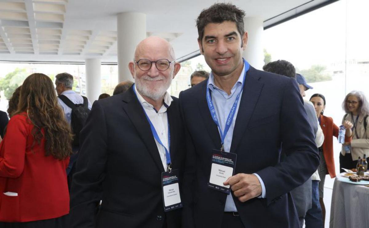 El catedrático Manuel Desantes y el presidente de Encuentros Now, Manuel Bonilla. | PILAR CORTÉS