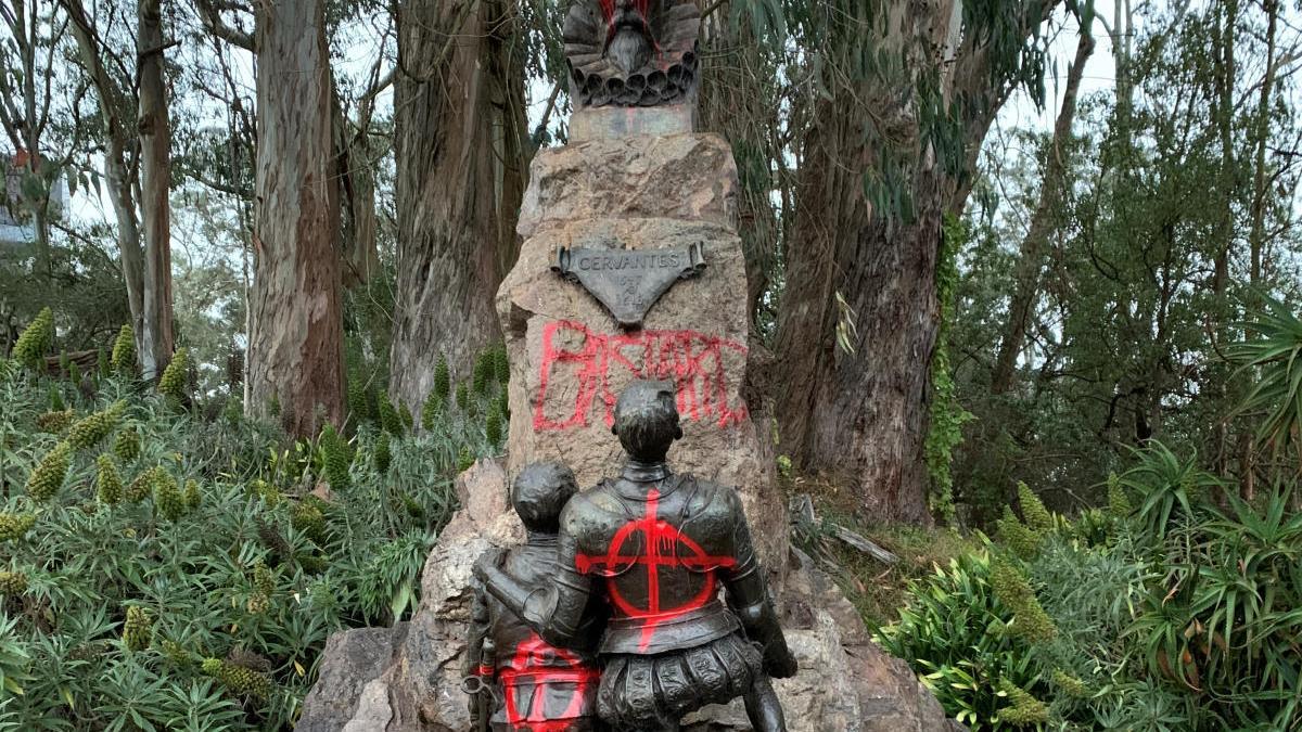 Activistas vandalizan la estatua de Cervantes en San Francisco.