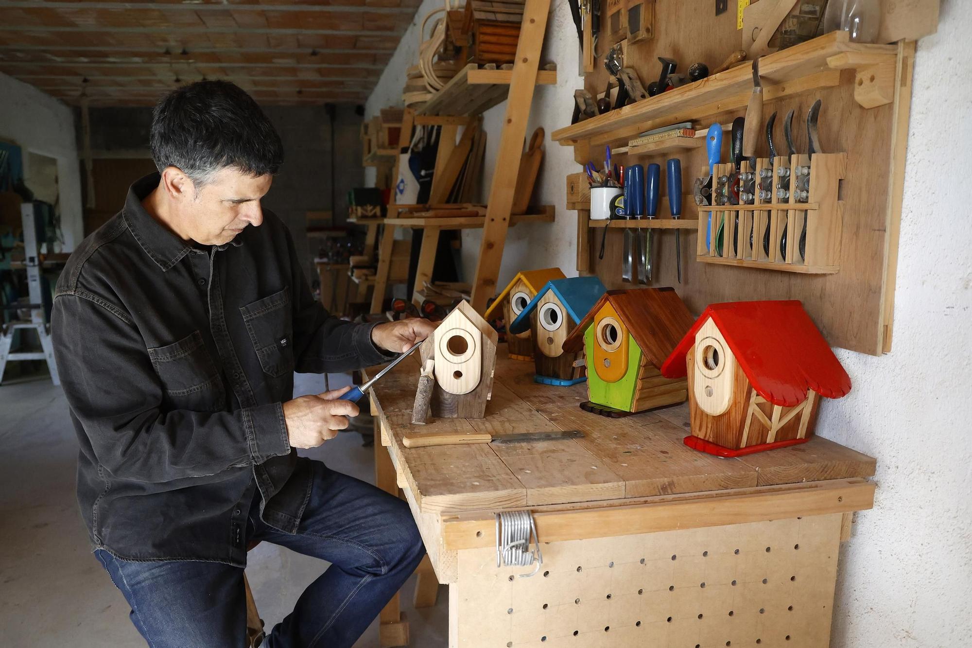 Luis Portabales en su refugio creativo rodeado de bosque con una de las casas-nido que elabora  (3).jpg
