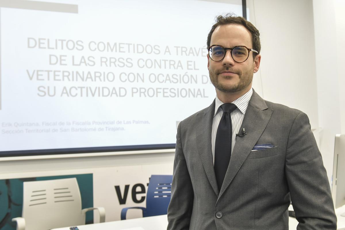 El fiscal Erik Quintana, poco antes de comenzar su ponencia en el Colegio de Veterinarios de Las Palmas