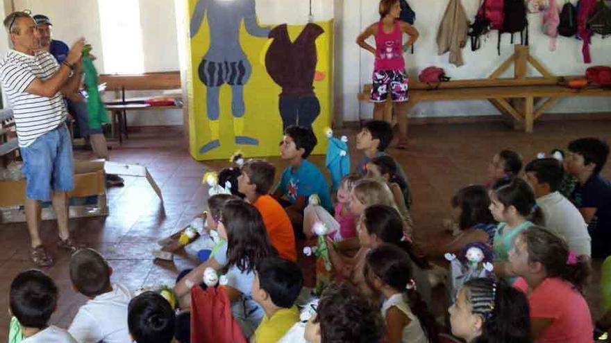 Un taller de marionetas y los cuentos de Charo Jaular hacen disfrutar a vecinos de Bretó