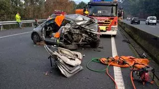 Un accidente entre un camión de mercancías peligrosas y un turismo deja dos heridos y dificulta la circulación en la AP-9
