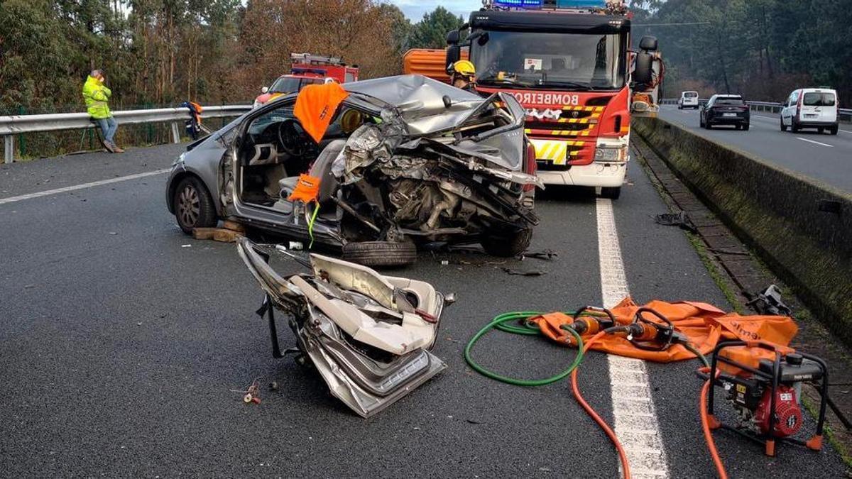 Un accidente entre un camión de mercancías peligrosas y un turismo deja dos heridos y dificulta la circulación en la AP-9