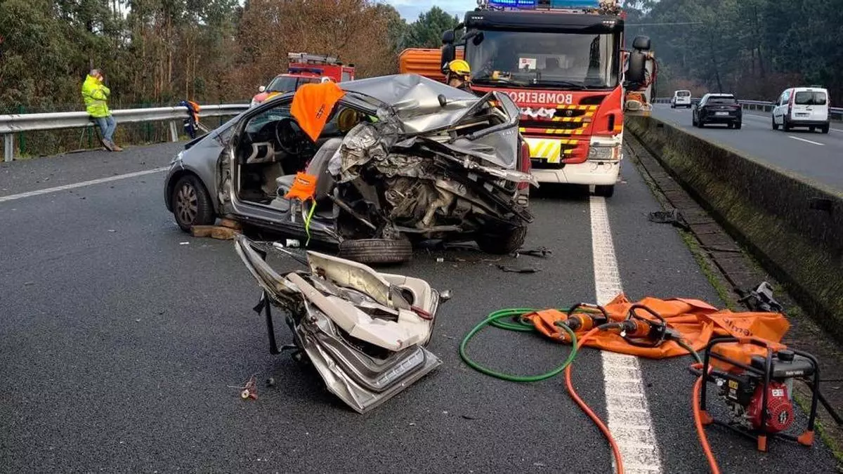 Un accidente entre un camión de mercancías peligrosas y un turismo deja dos heridos y dificulta la circulación en la AP-9