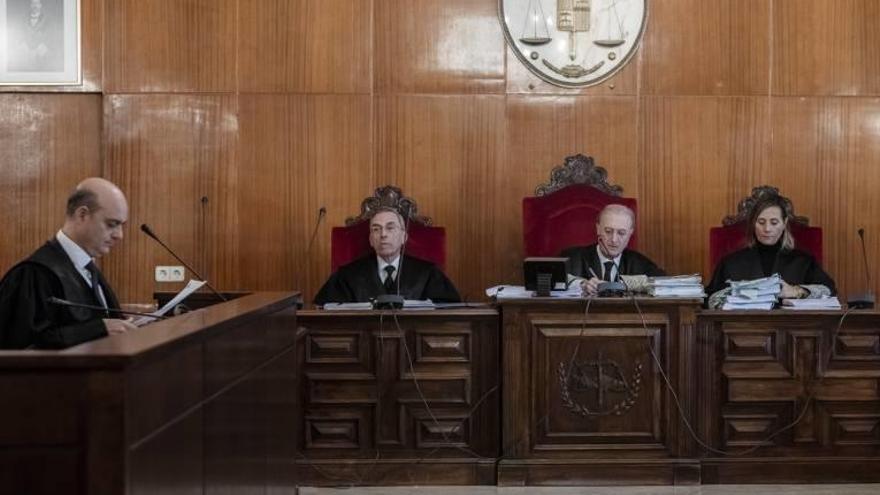 El tribunal que debe decidir si se repite el juicio a Maria Antònia Munar, ayer.