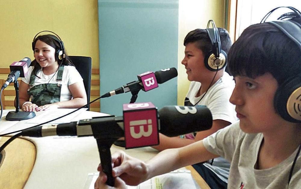 Diari de l'Escola: Periodistes per un dia a la ràdio