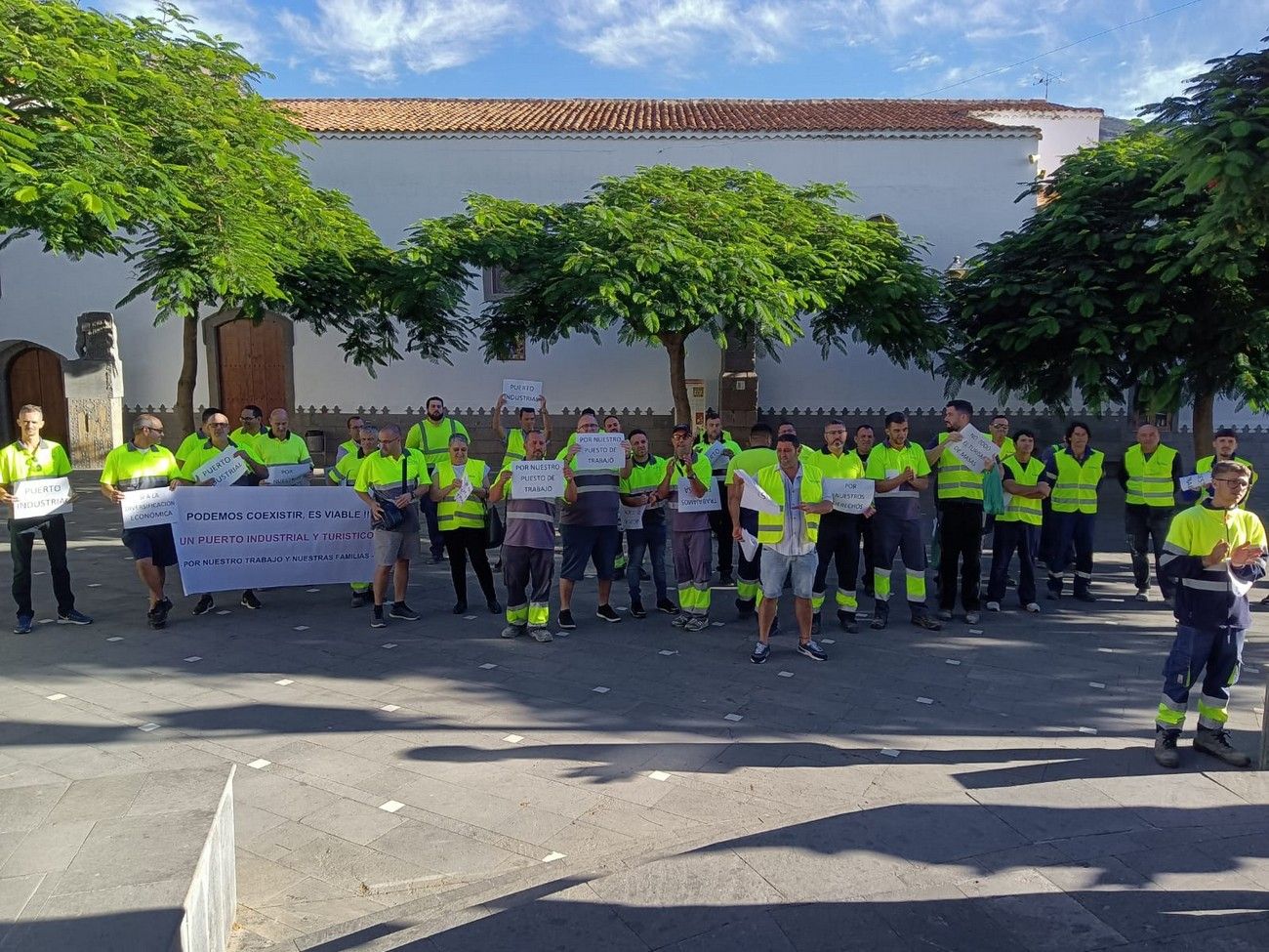 Los trabajadores de la cementera se concentran frente al Ayuntamiento de San Bartolomé de Tirajana