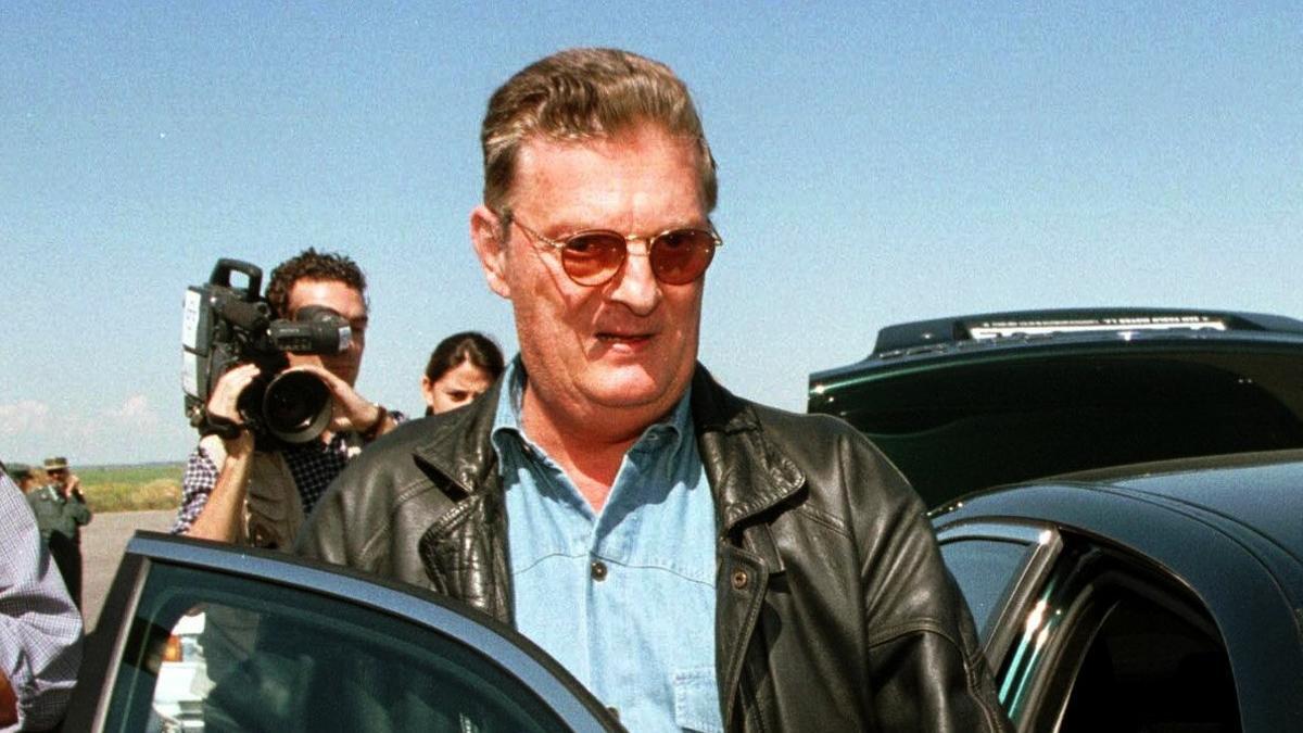 El duque de Feria, a la salida de la Penitenciaría Provincial de Huelva, de 1998.