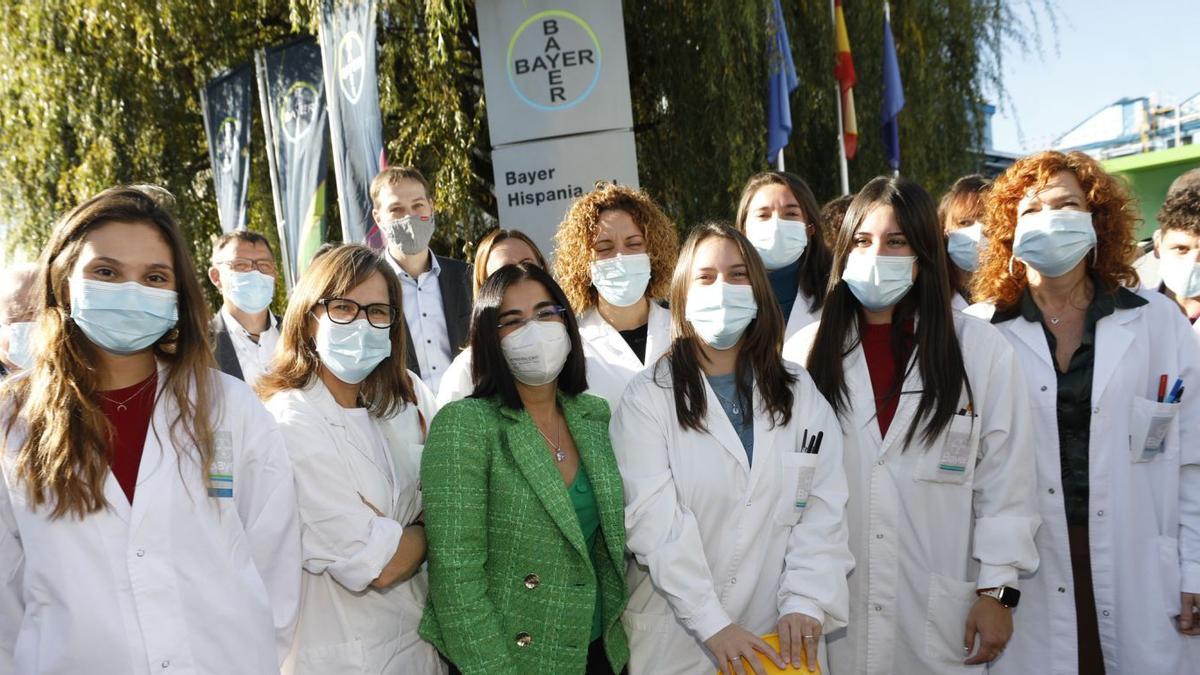 La ministra de Sanidá, Carolina Darias (de verde) al pie d&#039;un grupu de trabayadores, casi toes muyeres, de la planta de Bayer en Lada. | Luisma Murias