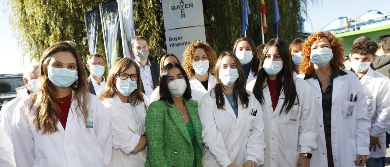 La ministra de Sanidad, Carolina Darias (de verde) junto a un grupo de trabajadores, casi todas mujeres, de la planta de Bayer en Lada, el pasado viernes. | Luisma Murias